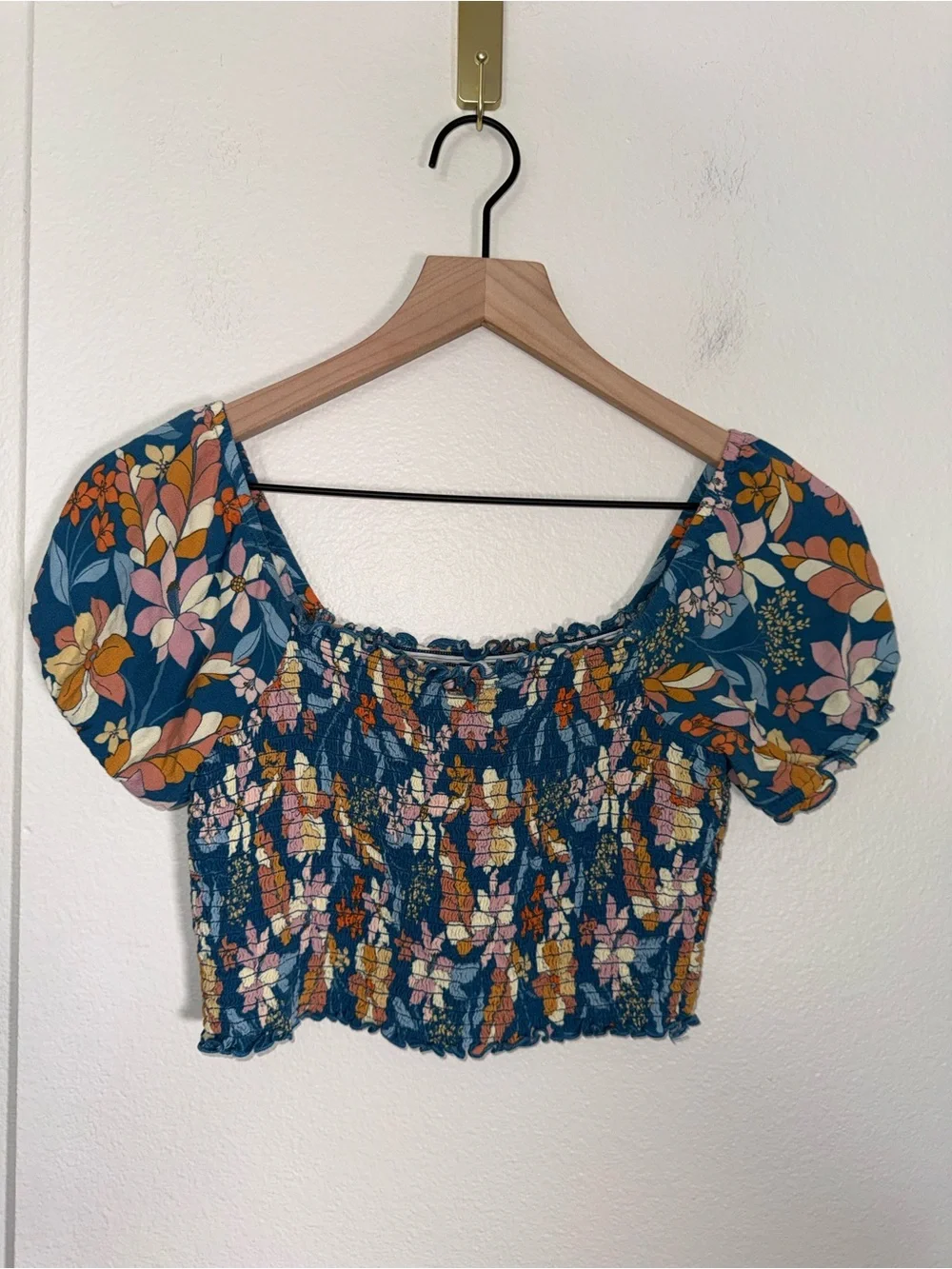AERIE 70s floral print cropped cap sleeve Blue Multicolor Smocked Women’s Top S